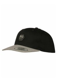 Sort snapback kasket med en grå tekstureret skygge, udstyret med et hexagonalt logo-patch, der står "NXG PROTEST" foran.