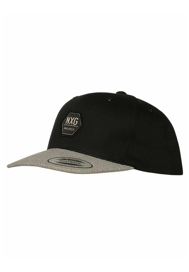 Sort snapback kasket med en grå tekstureret skygge, udstyret med et hexagonalt logo-patch, der står "NXG PROTEST" foran.