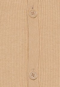 Cardigan beige a maglia con una texture a coste, caratterizzato da due bottoni rotondi per la chiusura sul davanti.