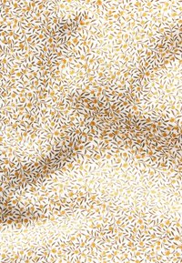 Tissu en coton avec un fond blanc, présentant un motif délicat et répétitif de petites fleurs jaunes et de feuilles vert foncé.