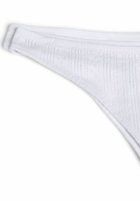 Culotte de bikini en tissu blanc texturé avec un motif subtil de trous verticaux et un détail de taille élastique.