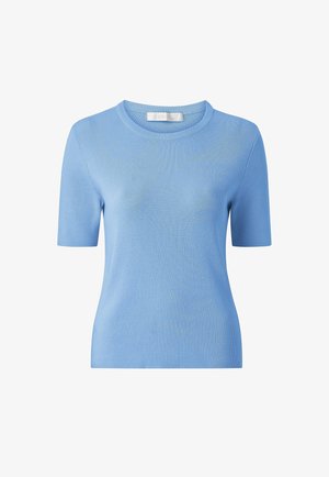 Lichtblauw gebreid topje met korte mouwen, een ronde halslijn en een geribbelde textuur, getoond tegen een witte achtergrond.