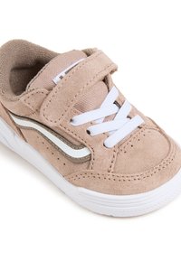 Zapatillas de ante para toddlers en rosa claro con cordones blancos y una suela de goma blanca. Presentan una franja lateral en contraste y una correa de Velcro.