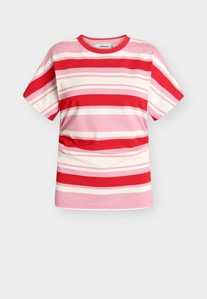 Tricou cu mânecă scurtă și gât rotund, cu dungi orizontale roșii, roz și albe, având un logo mic al mărcii pe pieptul stâng.