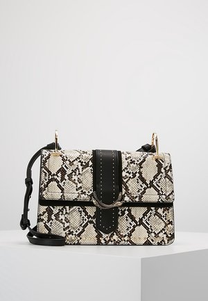 Prostokątna torba na ramię z wzorem węża w kolorach beżowym i czarnym, czarnym skórzanym paskiem i klapką, złotymi okuciami oraz zdobieniem z ćwiekami z przodu.