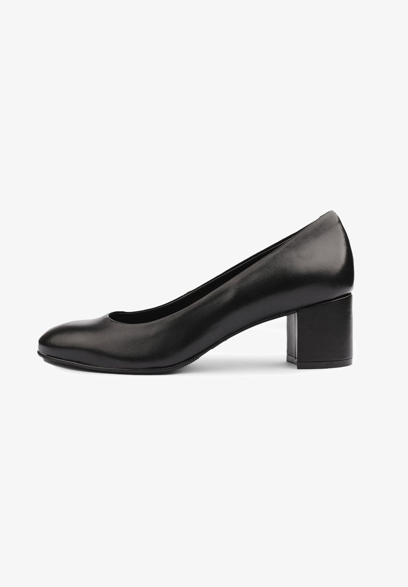 Escarpin femme en cuir noir avec bout arrondi et talon bloc bas sur fond blanc.