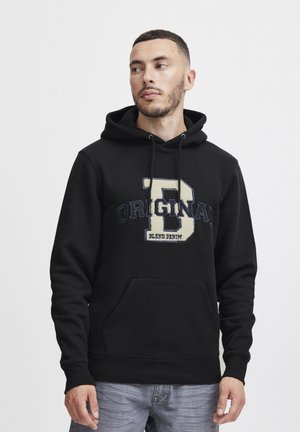 Felpa con cappuccio nera e tasca anteriore, caratterizzata da una "B" ricamata e dalla scritta "ORIGINAL" in beige e blu navy. Tessuto morbido.