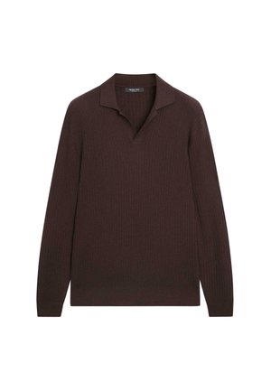 Maglione a maniche lunghe in maglia costellata color marrone scuro con collo pieghevole e scollo a V, disteso su uno sfondo bianco.