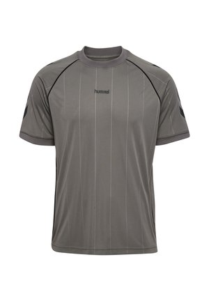 Szary sportowy T-shirt z krótkim rękawem, z subtelnymi pionowymi paskami, czarnym obszyciem na ramionach i małym czarnym logo "hummel" na środku klatki piersiowej.