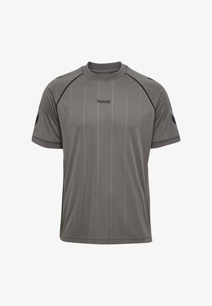 Szary sportowy T-shirt z krótkim rękawem, z subtelnymi pionowymi paskami, czarnym obszyciem na ramionach i małym czarnym logo "hummel" na środku klatki piersiowej.