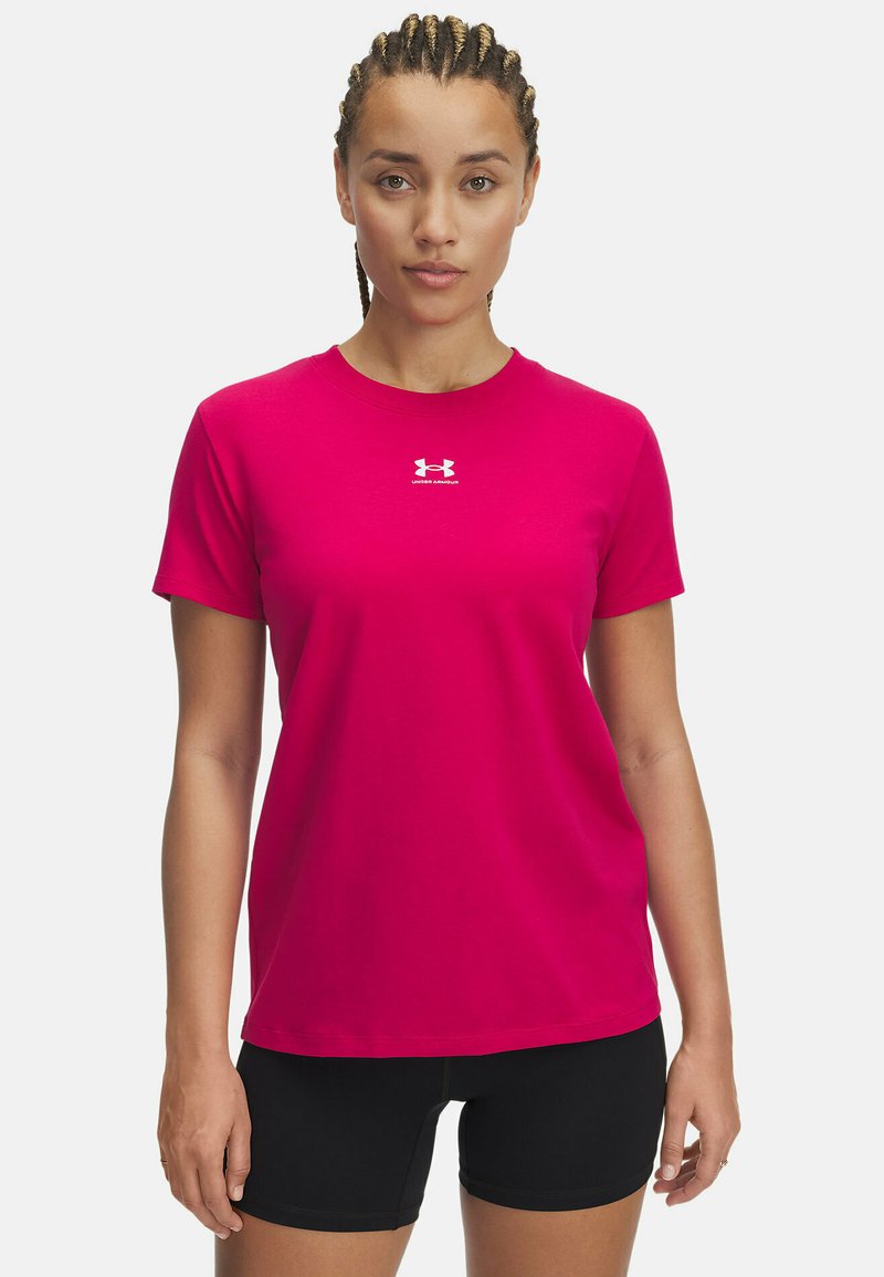 Camiseta ajustada de color rosa brillante de manga corta con cuello redondo, que presenta un pequeño logotipo blanco de Under Armour en el pecho. Textura de tela suave.