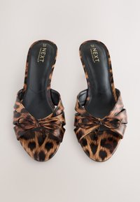 REGULAR FIT - FOREVER COMFORT® BOW CUTOUT OPEN TOE  - Papucsszandálok - leopard