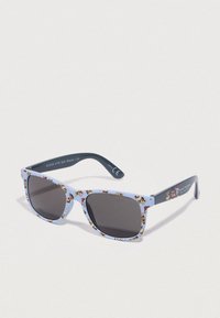 Okulary przeciwsłoneczne dla dzieci z jasnoniebieską oprawką ozdobioną wzorem z kreskówkami. Ciemne soczewki, matowa faktura i szare zauszniki z grafiką.