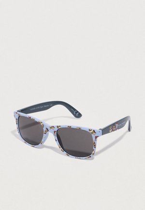 Okulary przeciwsłoneczne dla dzieci z jasnoniebieską oprawką ozdobioną wzorem z kreskówkami. Ciemne soczewki, matowa faktura i szare zauszniki z grafiką.