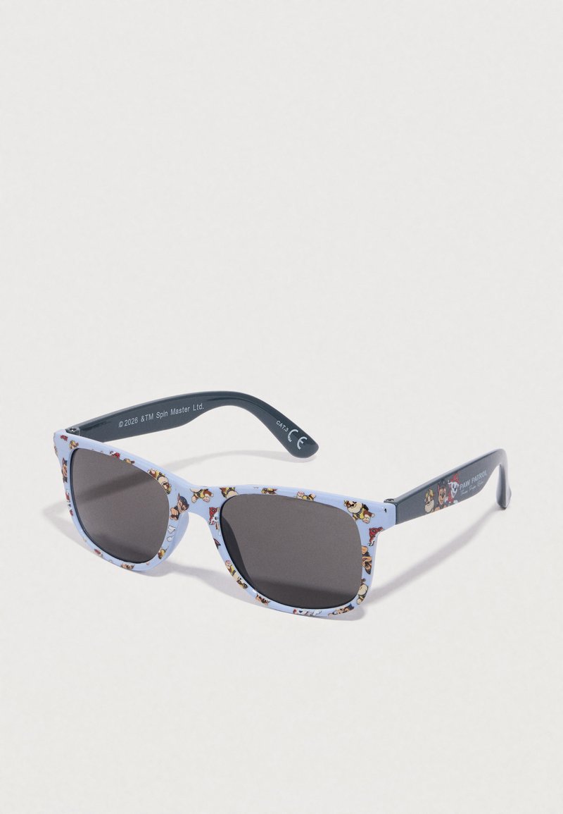 Okulary przeciwsłoneczne dla dzieci z jasnoniebieską oprawką ozdobioną wzorem z kreskówkami. Ciemne soczewki, matowa faktura i szare zauszniki z grafiką.