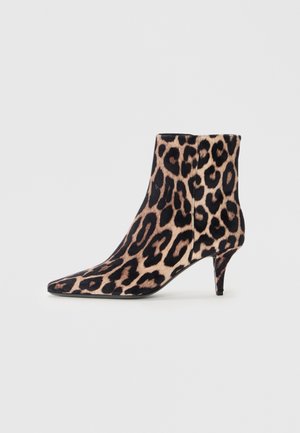 Buty za kostkę z wąskim noskiem, wzorem w panterkę i niskim obcasem szpilką, pokazane z profilu na jasnym tle.