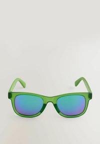 Gröna solglasögon med rektangulär form, glänsande yta och reflekterande linser som skiftar från blått till lila. Snygg, minimalistisk ramdesign.