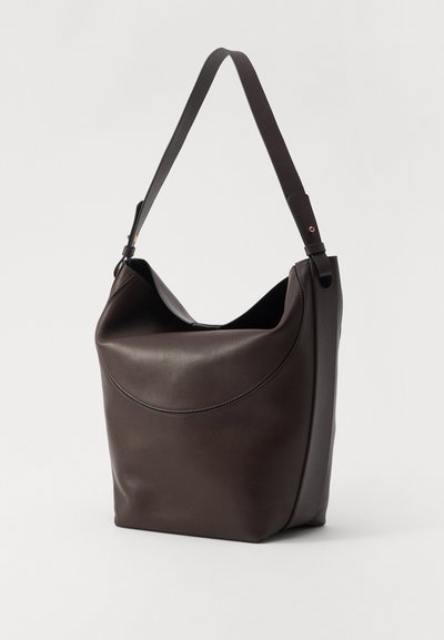 Καφέ δερμάτινη τσάντα ώμου με καμπυλωτή κορυφή και μία ρυθμιζόμενη χειρολαβή, με λεία υφή και μινιμαλιστικό σχέδιο.