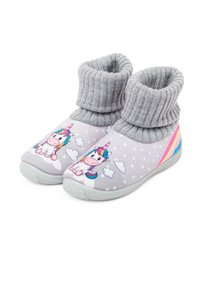Chaussons gris avec un poignet en tricot à côtes, ornés de graphiques de licorne et de motifs de nuages sur une surface douce, avec une accent de rayures multicolores.