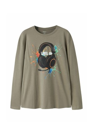 Chemise à manches longues vert olive avec un graphisme de casque de jeu noir et des éclaboussures de peinture colorées, avec le texte "LEVEL UP" sur le devant.