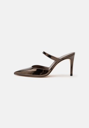Stuart Weitzman, POWER MULE - Mules à talons - cigar