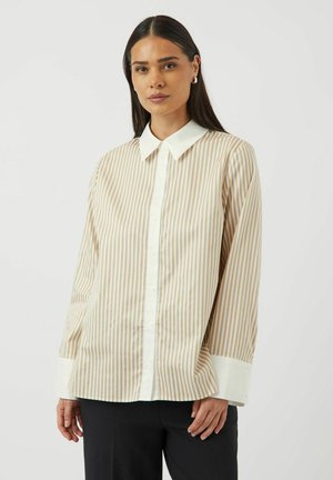 Camicia a righe beige e bianco, con colletto classico, maniche lunghe e polsini a contrasto. Realizzata in un tessuto liscio e leggero.