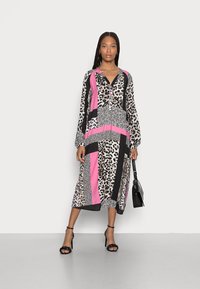 Emily van den Bergh DRESS - Vestido camiseiro - black/white/pink