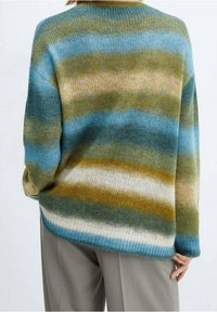 Maglione lavorato a maglia con una vestibilità ampia, caratterizzato da strisce orizzontali in blu, verde e beige. Texture morbida con collo e polsini a coste.