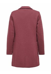 Manteau bordeaux avec une texture chevrons, col à revers cranté, manches longues et deux poches latérales. Coupe droite avec une fente au dos.