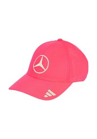 Rosa baseballcap med et hvidt Mercedes-logo på fronten og tre hvide striber på siden. Lavet af glat stof med en buet skygge.