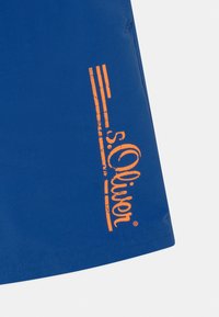 Blauwe stoffen shorts met een gestructureerde oranje logo-print van "s.Oliver" op de linkerbenedenhoek. Glad textuur met een rechte snit.