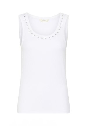 Haut blanc sans manches en tissu côtelé avec encolure ronde ornée de petits clous argentés le long du col.