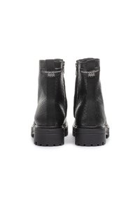 Botas de cuero negro hasta el tobillo con un acabado texturizado, cuentan con una cremallera lateral, inserciones elásticas y una suela de goma resistente. Marca Floris van Bommel.