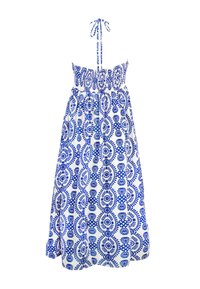 Un vestido maxi de estampado azul y blanco con un cuerpo fruncido y tirantes ajustables, que presenta diseños florales y circulares en toda su extensión.