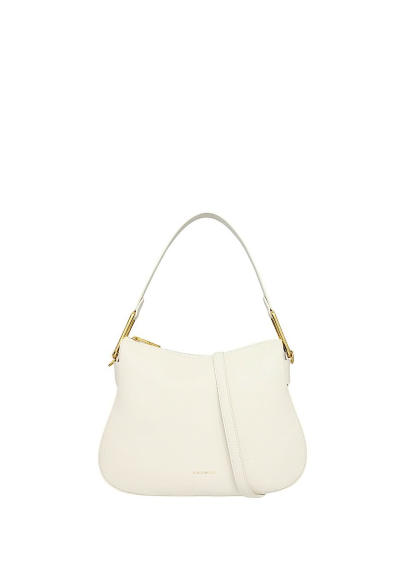 Borsa in pelle bianca con forma curva, dettagli in metallo dorato e un manico singolo con tracolla regolabile. Design semplice e texturizzato.