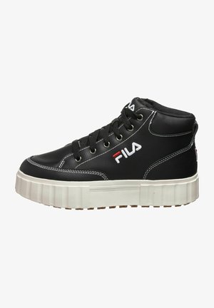 Zapatilla alta negra hecha de cuero sintético, con costuras blancas, cordones redondos y una suela blanca gruesa con un diseño estriado.