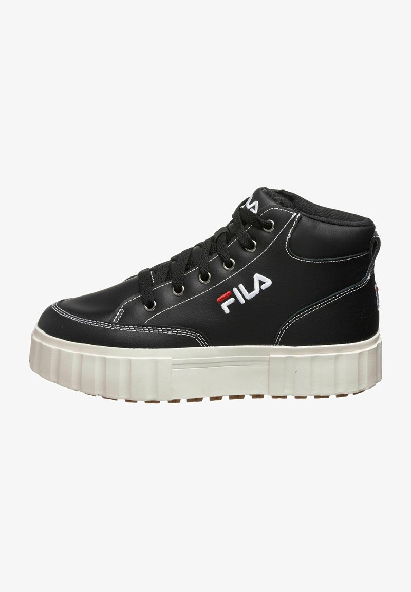 Mustat korkeat tennarit, jotka on valmistettu synteettisestä nahasta. Niissä on valkoiset ompeleet, pyöreät nauhat ja paksu valkoinen pohja, jossa on uurrettu muotoilu.