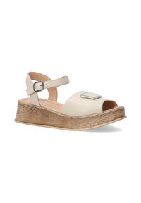 Beige Leder-Sandale mit offenem Zehenbereich, Knöchelriemen, silberner Schnalle und holztexturiertem Wedge-Absatz. Leicht und atmungsaktiv.