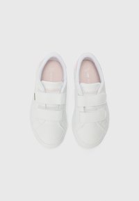 Weiße Sneaker aus synthetischem Material mit Klettverschluss, einer glatten Oberfläche und einem pinken Innenfutter, das das Lacoste-Logo zeigt.