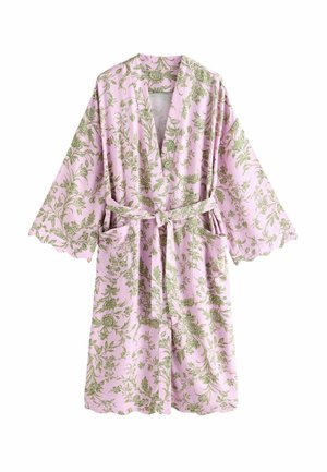 Hellrosa Kimono-Bademantel mit grünen Blumenmustern, weiten Ärmeln, aufgesetzten Taschen vorne und einem passenden Gürtel, der in der Taille gebunden ist.