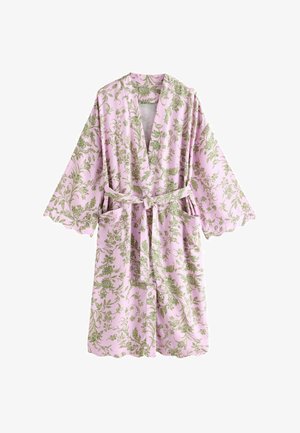 Hellrosa Kimono-Bademantel mit grünen Blumenmustern, weiten Ärmeln, aufgesetzten Taschen vorne und einem passenden Gürtel, der in der Taille gebunden ist.