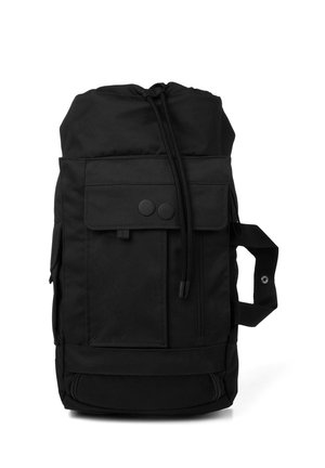 Schwarzer Rucksack mit Frontklappe und zwei Druckknöpfen, vertikalem Reißverschlussfach, Kordelzugverschluss und seitlichem Griff mit Druckknopf.