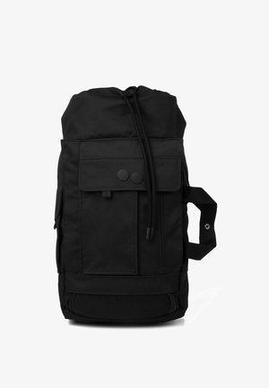 Schwarzer Rucksack mit Frontklappe und zwei Druckknöpfen, vertikalem Reißverschlussfach, Kordelzugverschluss und seitlichem Griff mit Druckknopf.