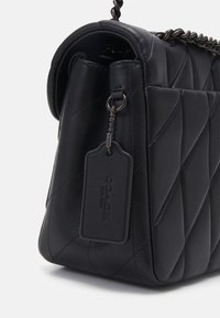 COACH QUILTED TABBY SHOULDER BAG 33 WITH CHAIN - Τσάντα χειρός - black