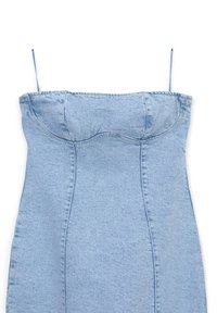 Robe sans bretelles en denim bleu clair présentant un corsage ajusté, des coutures courbées et un ourlet droit. Texture lisse sans motifs ni accents.