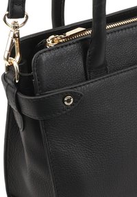Sac à main en cuir noir avec une finition texturée, quincaillerie dorée, fermeture éclair et deux poignées courtes. Dispose d'une sangle latérale avec un bouton décoratif.