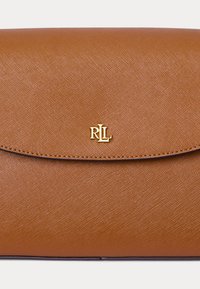 Smeđi teksturirani kožni novčanik sa zlatnim RLL logotipom u sredini prednje preklopne strane na jednobojnoj pozadini.