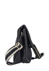 Borsa nera in pelle con finitura texturizzata, presenta una tracolla regolabile con motivo a zigzag e una forma compatta con accenti in oro.