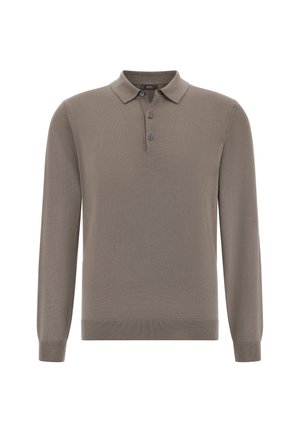 Polo de manga larga en un tono topo apagado, hecho de una suave tela texturizada con un cuello tipo polo y una tapeta de tres botones.