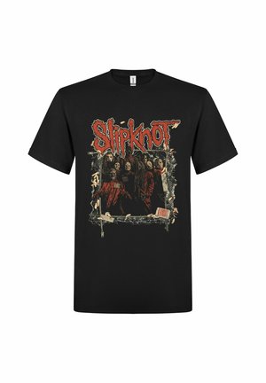 Sort T-shirt med grafik af bandet Slipknot iført masker og rødt tøj, med bandets navn i rødt over dem.